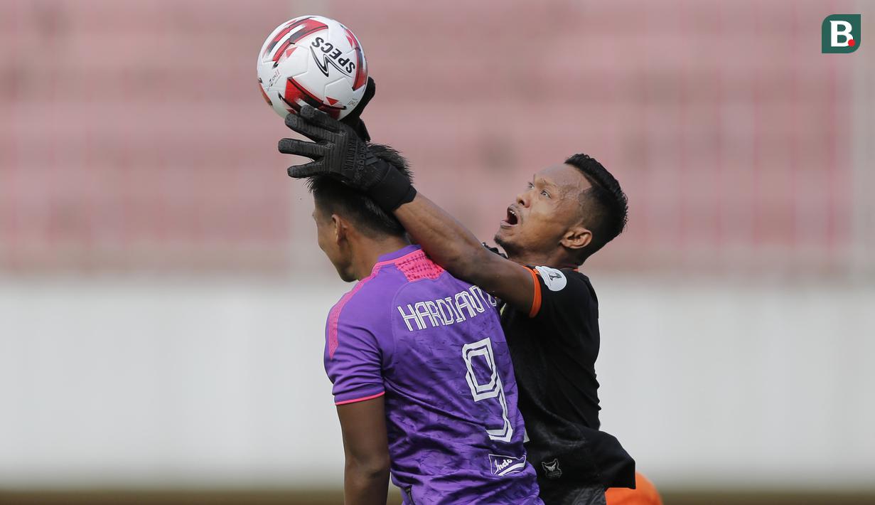 Kiper Persiraja Banda Aceh, Fakrurrazi (kanan), mengamankan bola serangan pemain Persita Tangerang, A. Nur Hardianto. (Bola.com/Arief Bagus)