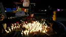 Sejumlah warga saat mengikuti aksi  menyalakan lilin dan berdoa bersama di San Bernardino, California, Jumat (4/12). Aksi tersebut untuk korban penembakan brutal di pusat lembaga pelayanan sosial yang menewaskan 14 orang (REUTERS/Mario Anzuoni)