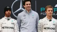 Bos tim F1 Mercedes, Toto Wolff (tengah), menilai Lewis Hamilton dan Nico Rosberg masih bisa dikejar lawan jika lengah di musim ini. (BBC)