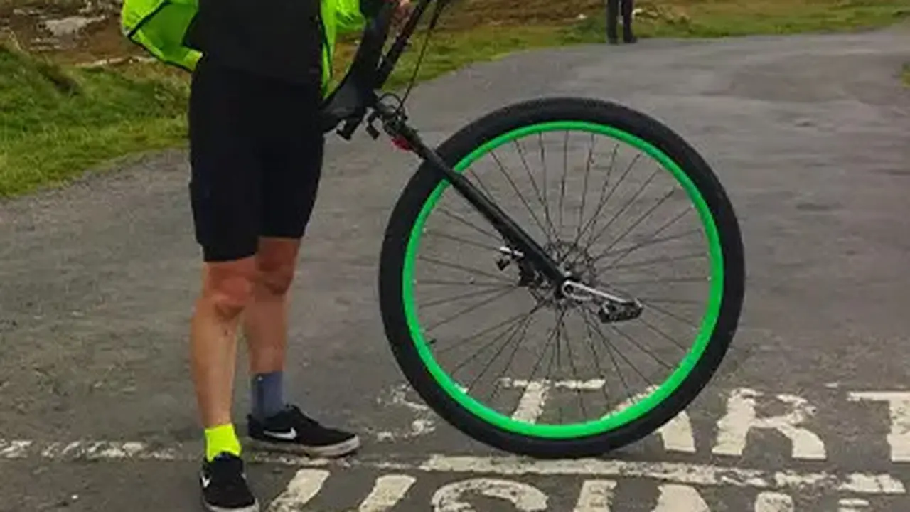 Pria ini memecahkan rekor dunia dengan berkeliling Irlandia menggunakan sepeda roda satu. (Foto: Guinness World Records)