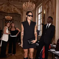 Sleeveless dress hitam dan boots memberikan sentuhan feminin yang kuat. [Foto: Instagram/ Peggy Gou]