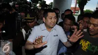 Bos MNC Group, Hary Tanoesoedibjo saat tiba di Gedung Bundar Kejaksaan Agung, Jakarta, Kamis (17/3). Hary Tanoesoedibjo diperiksa sebagai saksi kasus dugaan korupsi retribusi pajak PT Mobile8 Telecom. (Liputan6.com/Helmi Afandi)