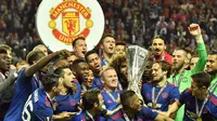 Momen saat kapten Manchester United (MU), Wayne Rooney akan mengangkat trofi Liga Europa 2016/2017. 