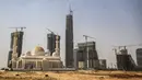Gambar ini diambil pada 3 Agustus 2021 menunjukkan pemandangan gedung pencakar langit "Menara Ikon" (tengah) dan pekerjaan konstruksi lainnya yang sedang berlangsung di "distrik bisnis dan keuangan" megaproyek "Ibu kota Administratif Baru" Mesir, sekitar 45 km timur Kairo. (Khaled DESOUKI/AFP)