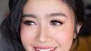 Febby Rastanty saat tersenyum, "May your day be as good as a perfectly blended foundation and an even eyeliner" tulis Febby di kolam komentar. (Instagram/febbyrastanty)