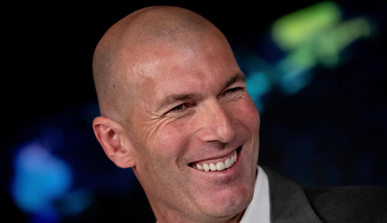 Zinedine Zidane memberi keterangan terkait penunjukannya sebagai pelatih Real Madrid saat konferensi pers di Madrid, Spanyol, Senin (11/3). Zidane kembali melatih Real Madrid menggantikan Santiago Solari. (Pierre-Philippe Marcou/AFP)