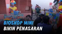 Seorang pria seperti menawarkan jasa menonton bioskop namun mini.