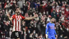 Penyerang Athletic Bilbao, Raul Garcia melakukan selebrasi setelah mencetak gol ke gawang Valencia pada pertandingan leg pertama semifinal Copa del Rey di stadion San Mames di Bilbao, Spanyol, Jumat (11/2/2022). Athletic Bilbao bermain imbang atas Valencia 1-1. (AP Photo/Alvaro Barrientos)