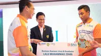 Lalu Muhamad Zohri, sprinter Indonesia saat menerima polis asuransi (istimewa)