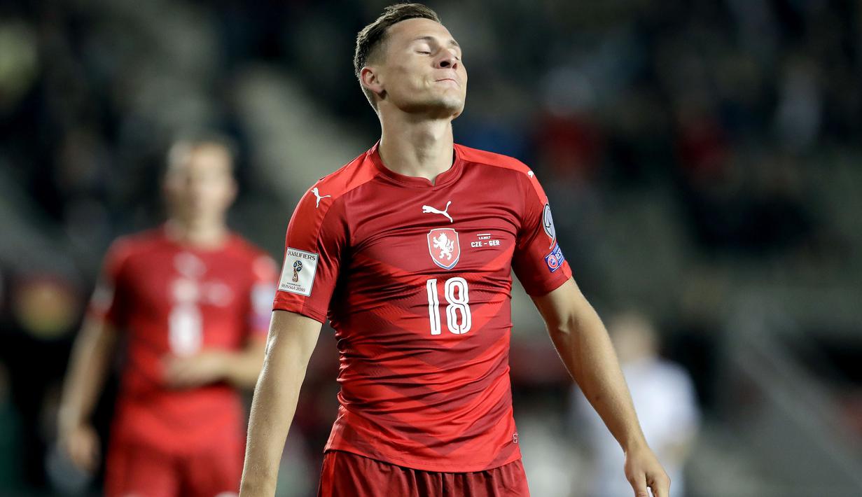 Ekspresi kecewa pemain Republik Ceska, Jan Boril saat timnya kalah dari Jerman pada laga Grup C kualifikasi Piala Dunia 2018 di Plzen, Republik Ceska (1/9/2017). Jerman menang 2-1.  (AP/Petr David Josek)