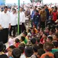 Presiden Joko Widodo (Jokowi) bersama Ketua Lembaga Perlindungan Anak Indonesia (LPAI) Seto Mulyadi (jongkok) menghibur para anak korban gempa Aceh di posko pengungsian di Pidie Jaya, Jumat (9/12). (Liputan6.com/Angga Yuniar)