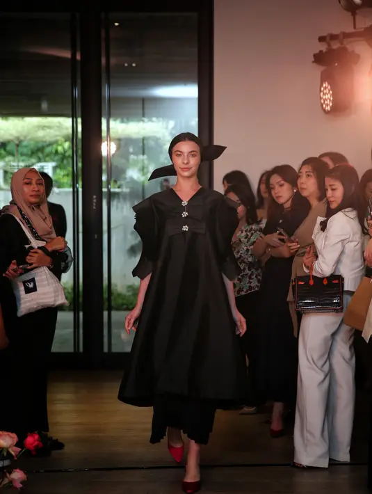 Awal mula terjadinya kolaborasi antara Duma Official dengan Yefta Gunawan karena Duma yang jatuh hati terhadap koleksi dari Yefta yang selama ini hanya membuat busana made to order. Nathasha Midori, Co-Founder Duma menceritakan momen tersebut.(Adrian Putra/Fimela.com)