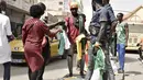 Seorang pedagang kaki lima menjual kaus timnas Senegal di Dakar (4/2/2022). Senegal akan bertanding melawan Mesir pada babak final Piala Afrika 2021 di Paul Biya stadium, Senin (7/2/2022) dini hari WIB besok. (AFP/Seyllou)