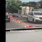 Video traffic cone meleleh di jalanan Kota Semarang diduga karena suhu udara yang panas (sumber: Facebook).