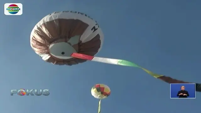 Untuk menandai perayaan Idulfitri, warga Blitar terbangkan puluhan balon udara di Alun-alun Kota Blitar.