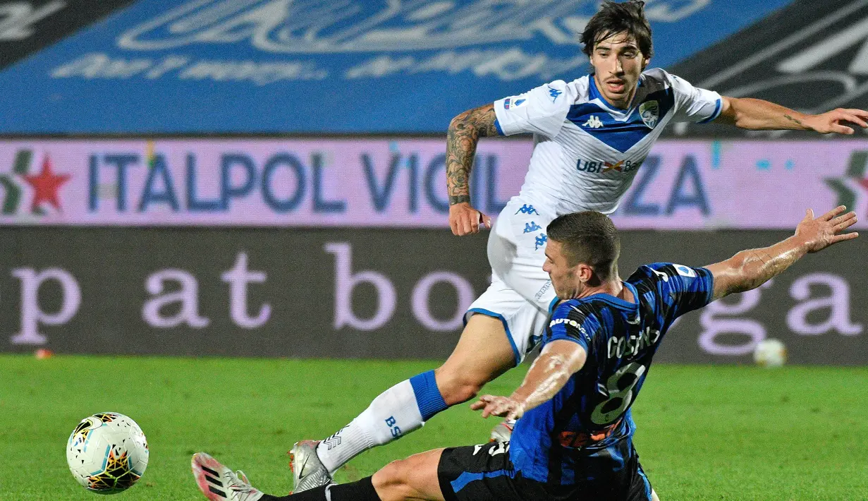 Gelandang Brescia, Sandro Tonali berusaha mengumpan bola dari kawalan gelandang Atalanta, Robin Gosens pada pertandingan lanjutan Liga Serie A Italia di Stadion Gewiss di Bergamo, Italia (14/7/2020).  Atalanta menang telak 6-2 atas Brescia. (Gianluca Checchi/LaPresse via AP)