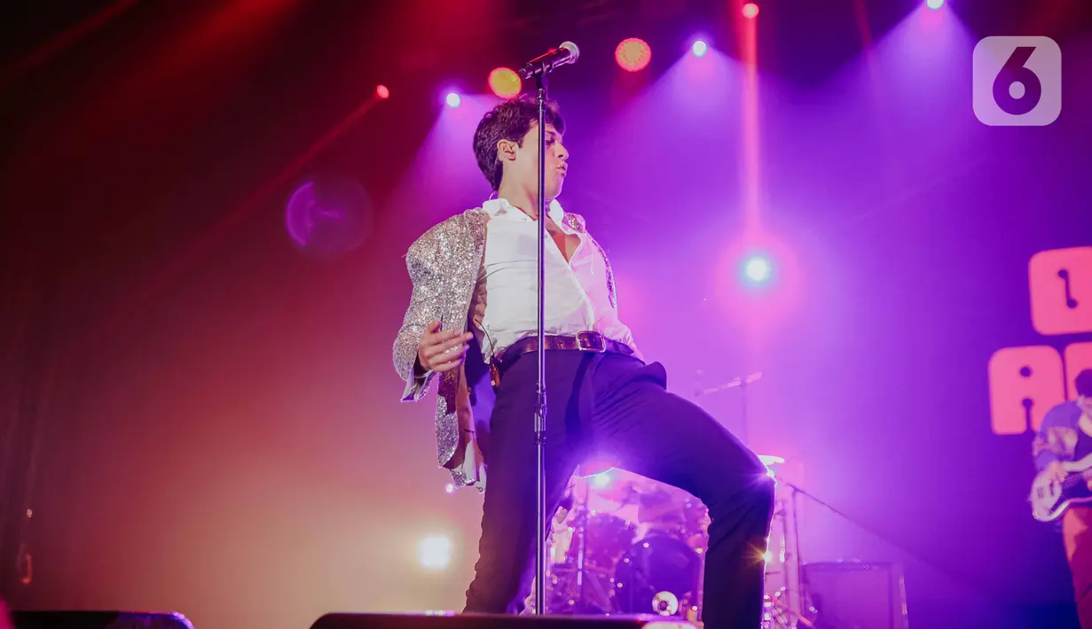 Penyanyi Omar Apollo tampil pada Jakarta International BNI Java Jazz Festival 2020 di Jakarta, Minggu (1/3/2020). Omar Apollo membawakan 12 lagu hitsnya diantaranya Ashamed, Kickback dan Hit Me Up. (Liputan6.com/Faizal Fanani)