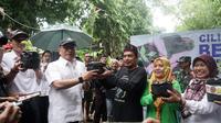 Kepala Staf Kepresidenan Moeldoko menyerahkan bantuan bibit cabai kepada masyarakat di bantaran sungai Ciliwung, di Depok Jawa Barat, Rabu (25/1/2023).