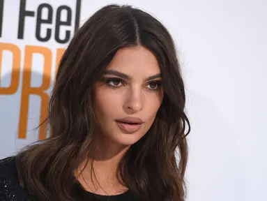 Model Emily Ratajkowski berpose saat tiba menghadiri pemutaran perdana STX Films "I Feel Pretty" di Westwood Village Theatre, California (17/4). Ratajkowski tampil cantik dengan gaun hitam yang memperlihatkan perut seksinya. (AP Photo/Jordan Strauss)