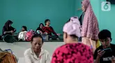 Sejumlah warga terdampak banjir terpaksa mengungsi di dalam Masjid Jami Al Mujahidin, Jati Padang, Pasar Minggu, Jakarta Selatan, Selasa (8/7/2025). (Liputan6.com/Herman Zakharia)