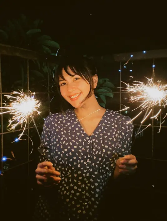 Tak hanya Putri Marino, Jessica Mila pun menambahkan poni sebagai pemanis gaya rambut panjangnya yang khas. Foto: Instagram.