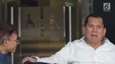 Mantan Ketua Komisi II DPR, Chairuman Harahap menunggu di lobby KPK, Jakarta, Selasa (5/6). Chairuman diperiksa sebagai saksi terkait tersangka Irvanto Hendra Pambudi dan Made Oka Masagung. (Liputan6.com/Herman Zakharia)