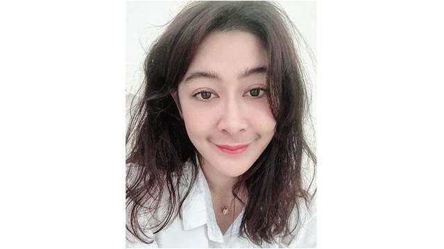 Potret Uut Permatasari tanpak makeup, terlihat seperti gadis berusia 20-an.