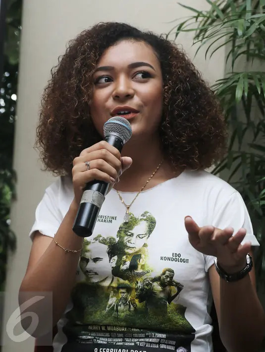 Maria Fransisca memberikan keterangan saat konferensi pers film Boven Digoel, Jakarta, Senin (6/2). Film Boven Digoel diharapkan bisa menjadi batu loncatan agar berkembangnya sineas lokal asal Papua. (Liputan6.com/Herman Zakharia)
