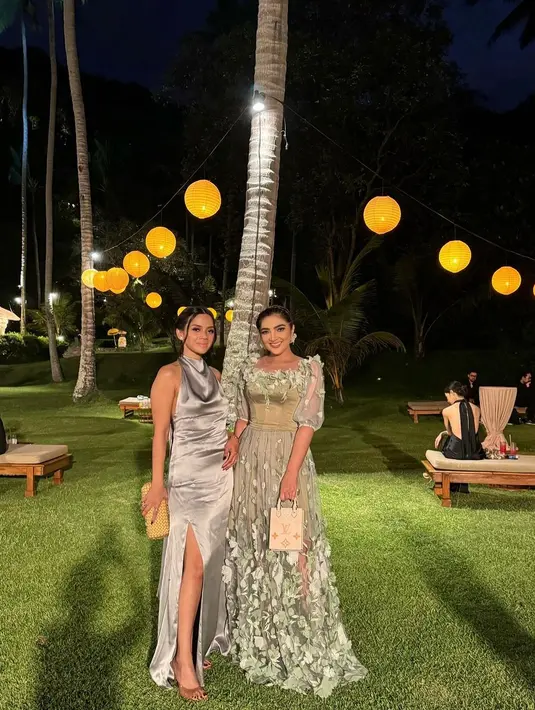 Ashanty juga tampil cetar mengenakan dress nuansa hijau dengan detail embroidery flower 3D dari @windysavosacouture. [@ashanty_ash]