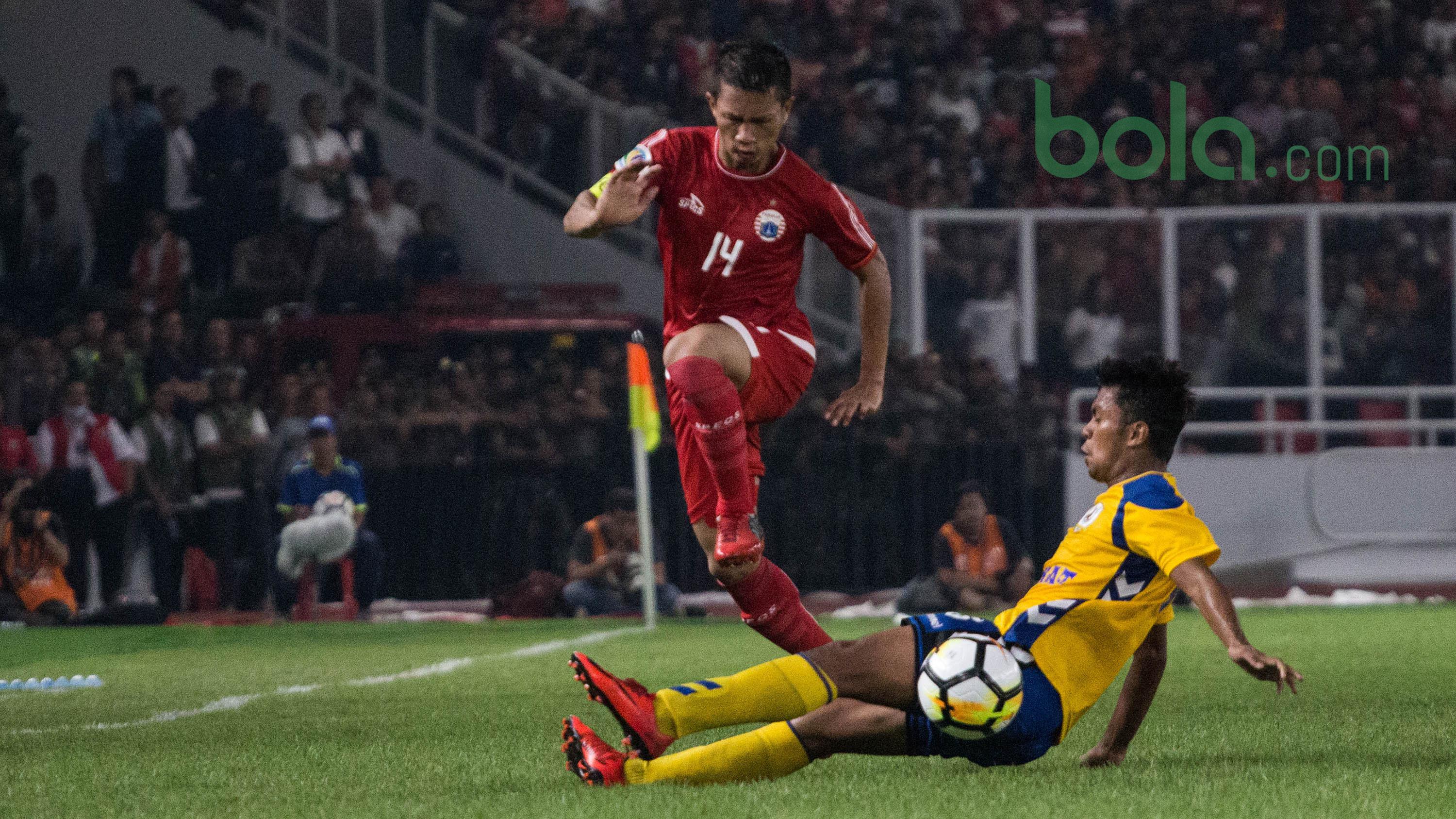 Pemain Persija Jakarta, Ismed Sofyan melewati lawan di Lapangan Utama Gelora Bung Karna, Jakarta, Rabu (28/2/2018). Persija Jakarta menang 4-1 atas Tampines Rovers pada AFC Cup grup H. (Bola.com/Asprilla Dwi Adha)