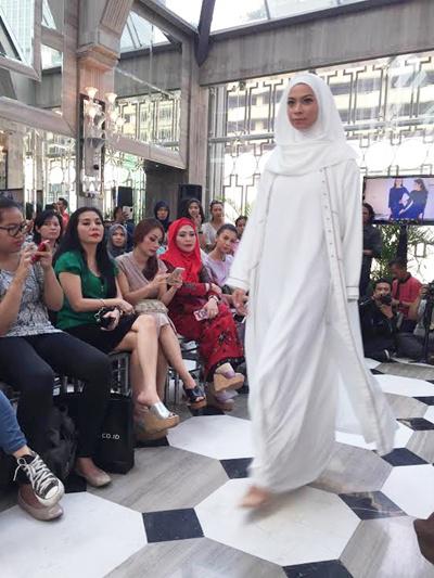 Karya Restu Anggraini yang bisa bantu Anda lebih anggun dan elegan | Photo: Copyright Doc Vemale.com