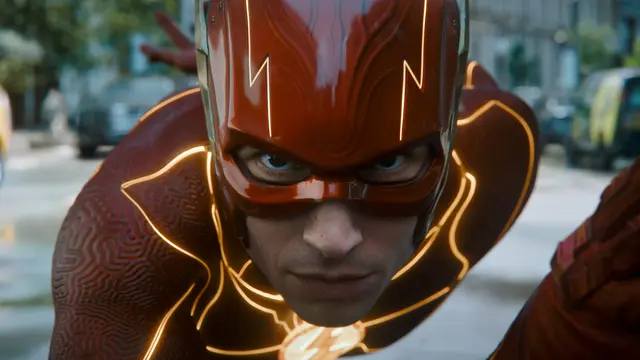 Tampilan Ezra Miller sabagai The Flash.