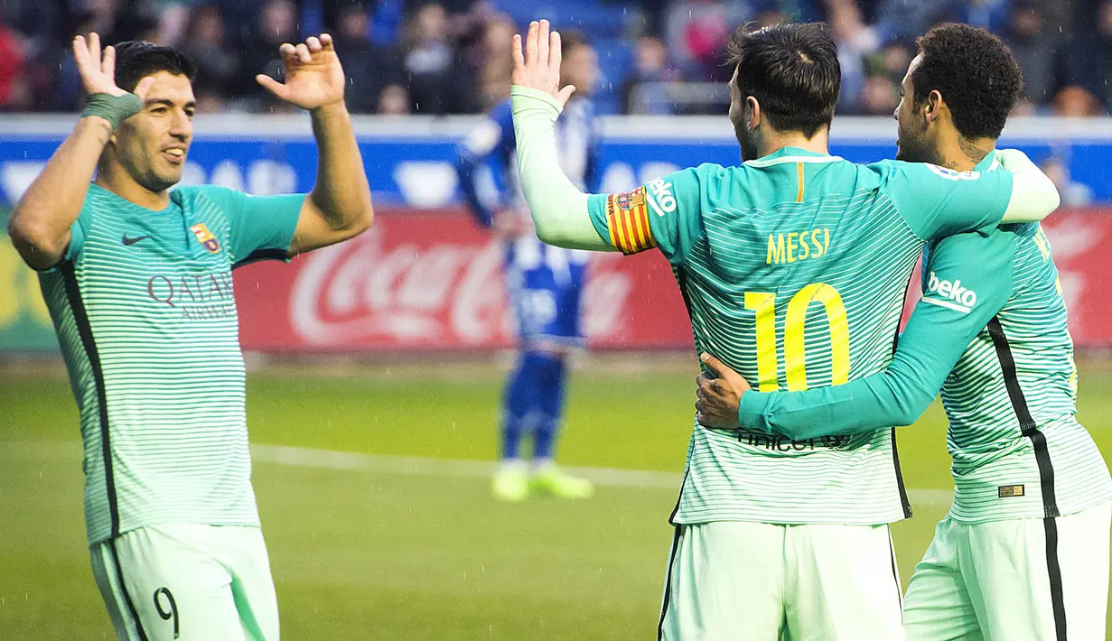 Striker Barcelona, Luis Suarez, merayakan gol yang dicetaknya ke gawang Alaves. Gol kemenangan Barca ditorehkan oleh Luis Suarez dua gol, Neymar, Lionel Messi, Ivan Rakitic dan sebuah gol bunuh diri. (EPA/Jose Ramon Gomez)