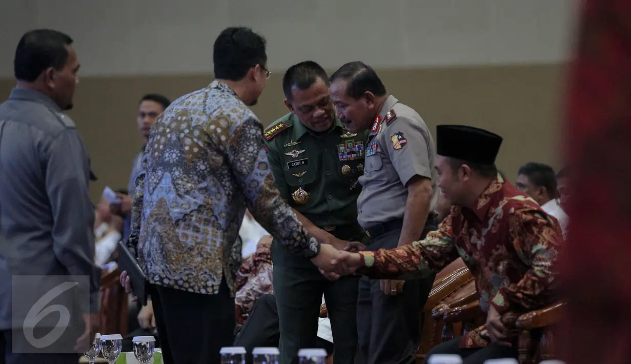 Panglima TNI Jenderal Gatot Nurmantyo berbincang dengan Kapolri Jenderal Pol Badrodin Haiti saat menghadiri Rapat koordinasi nasional (rakornas) Pemantapan Pelaksanaan Pilkada Serentak 2015 di Ancol, Jakarta, Kamis (12/11). (Liputan6.com/Faizal Fanani)