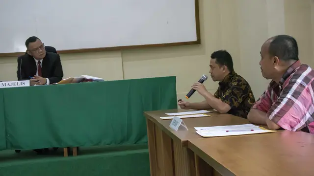 Ketua Panwaslu Garut nonaktif Heri Hasan Basri menjalani sidang DKPP