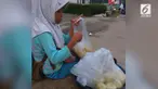 Seorang siswi SD harus berjualan bakwan setiap hari setelah pulang sekolah, karena sang Bapak meninggalkan ia dan Ibunya.