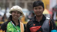 Dua atlet Olimpiade milik Jawa Timur, Ika Yuliana dan Riau Ega Agatha, berhasil meriah emas PON XIX cabang panahan nomor recurve putra dan putri di Lapangan Panahan Si Jalak Harupat, Bandung, Rabu (21/9/2016). (Bola.com/Vitalis Yogi Trisna)