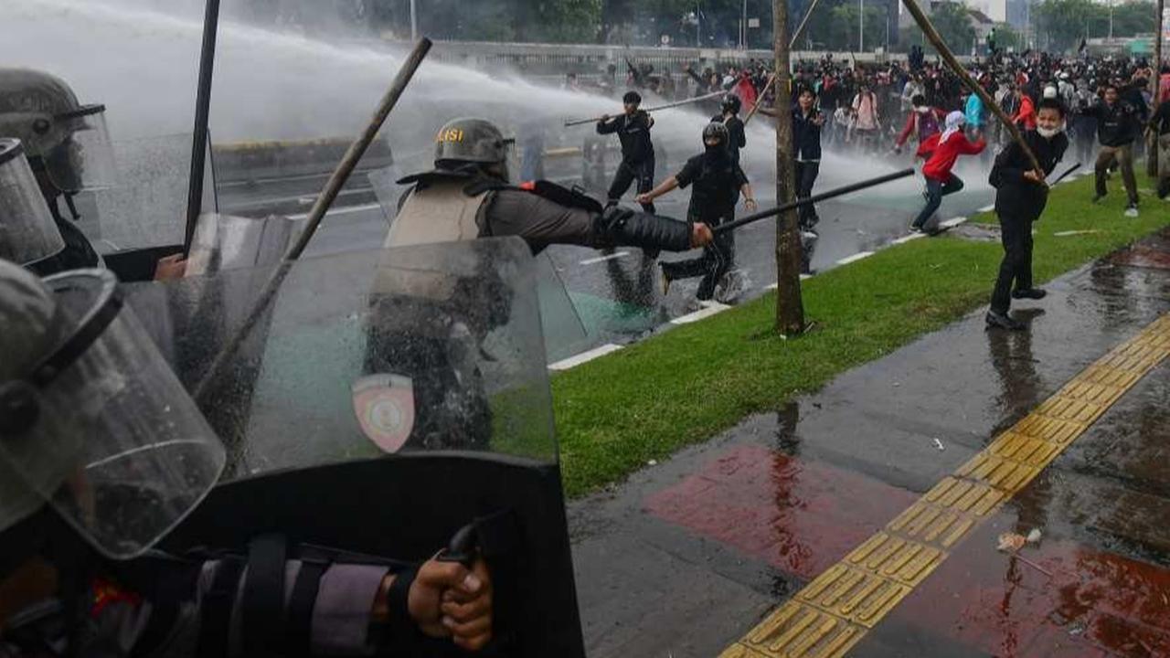 Sangar, Detik-detik Demonstran Robohkan Pagar Gedung DPR
