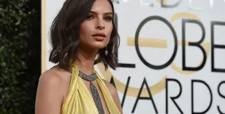 Acara bergengsi Golden Globe Awards 2017 kembali digelar pada 8 Januari lalu. Dihadiri para aktor dan aktris papan atas Hollywood, terlihat juga Emily Ratajkowski di lokasi itu. Namun ia harus menanggung malu karena sebuah kejadian. (AFP/Bintang.com)