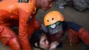 Tim penyelamat mencoba mengevakuasi korban gempa dan tsunami yang melanda Palu, Sulawesi Tengah, Minggu (30/9). Sebanyak 18 negara menawarkan bantuan untuk bencana gempa dan tsunami Palu-Donggala. (AP Photo/Arimacs Wilander, File)