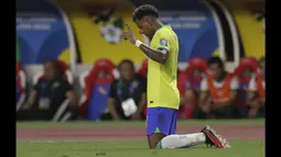Selebrasi striker Timnas Brasil, Rodrygo setelah mencetak gol pertama timnya ke gawang Bolivia pada laga Kualifikasi Piala Dunia 2026 zona Conmebol di Mangueirao Stadium, Belem, Brasil, Sabtu (9/9/2023) pagi WIB. (AP Photo/Bruna Prado)