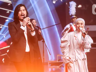 Dewa 19 featuring Virzha tampil bersama Lesti Kejora pada acara Konser Histeria Pesta Bola Dunia 2023 di Studio 5 Emtek City, Jakarta, Selasa (10/10/2023). Sederet bintang tamu top Tanah Air, seperti Dewa 19, Virzha, Lesti Kejora, bahkan Ketua Umum PSSI Erick Thohir turut hadir memeriahkan Konser Histeria Pesta Bola Dunia 2023 untuk menyambut perhelatan FIFA U-17 World Cup Indonesia 2023. (Liputan6.com/Angga Yuniar)