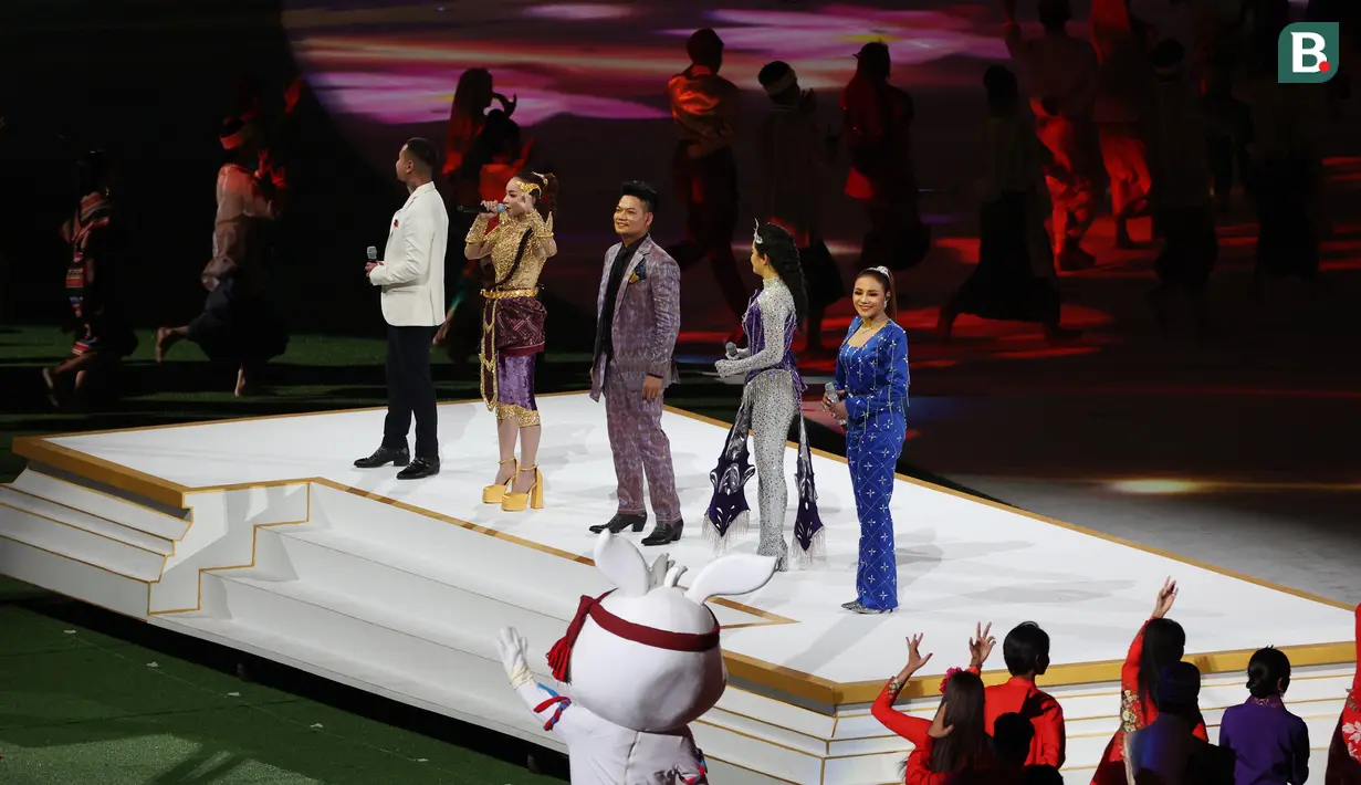 Penampilan penyanyi papan atas Kamboja mengisi rangkaian acara pembukaan (Opening Ceremony) SEA Games 2023 Kamboja di Morodok Techo Stadium, Phnom Penh, Kamboja, Jumat (5/5/2023) malam WIB. (Bola.com/Abdul Aziz)