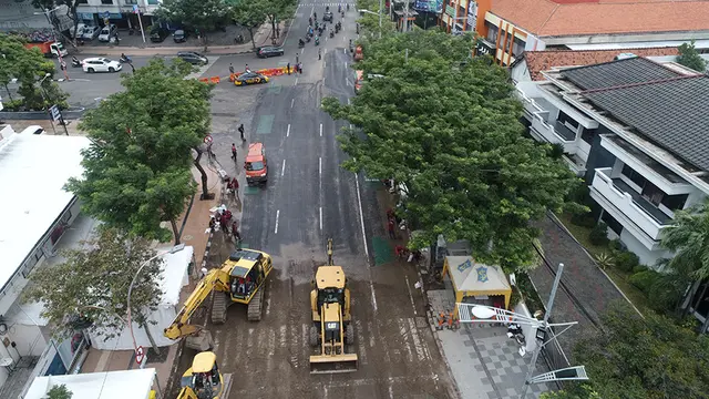 Perbaikan jalan raya Gubeng