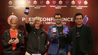 (kiri ke kanan) Direktur Komersial Persija Jakarta Sebastien Leclerc, Direktur Utama Persija Jakarta Ambono Janurianto, Founder of Virtualness Saurabh Doshi, dan Head of Media and Sports Partnerships Joyee Biswas menunjukkan NFT Persija Jakarta saat konferensi pers Persija X Virtualness di Persija Store, Plaza Festival, Kuningan, Jakarta, Kamis (27/07/2023). (Bola.com/Bagaskara Lazuardi)