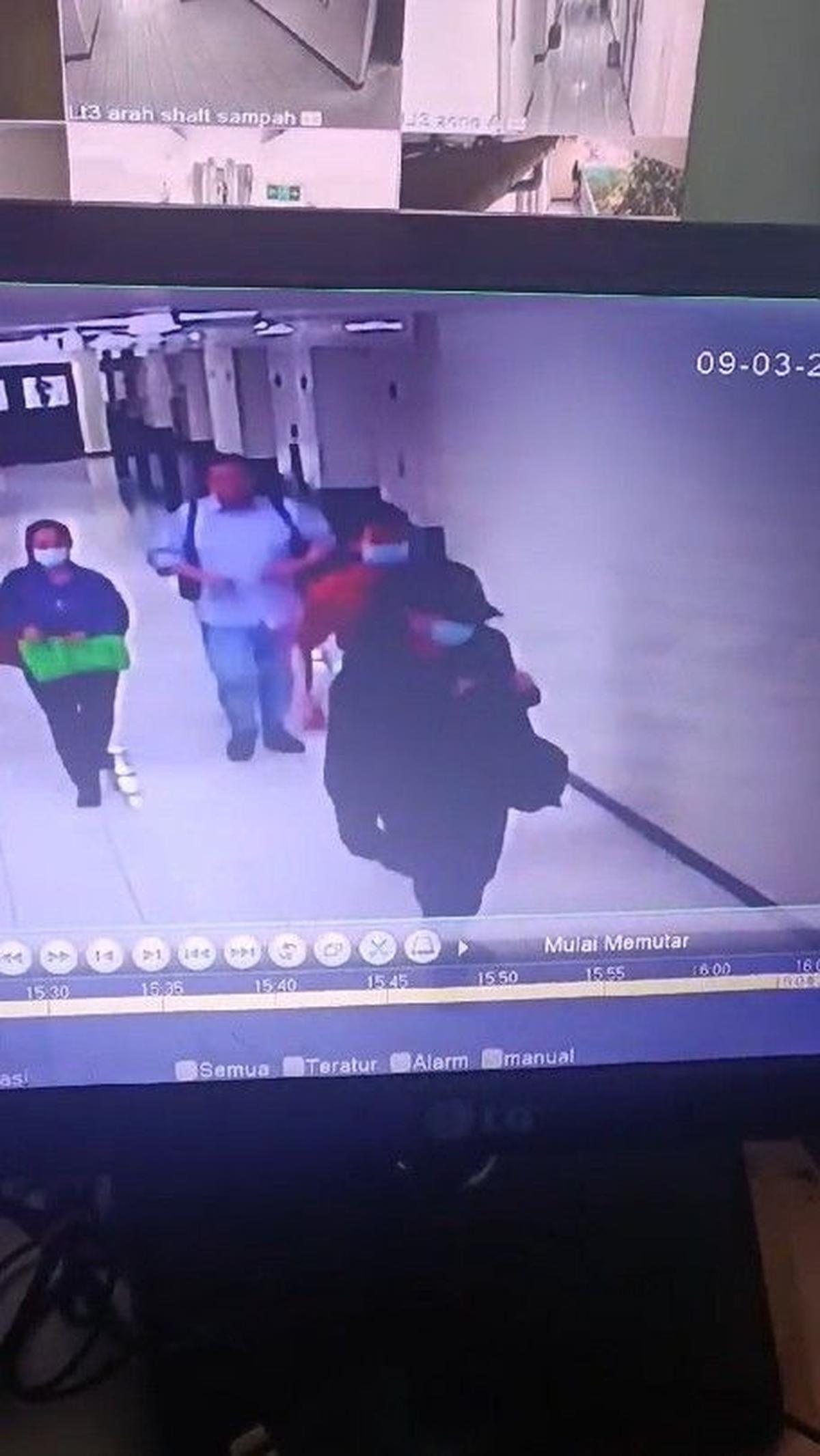 Sebelumnya melompat bersama-sama dari lantai 22 apartemen pada Sabtu (9/3/2024) mereka tampak berjalan menuju sebuah ruangan.&nbsp;