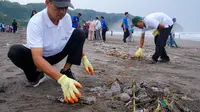 Aksi bersih-bersih sampah di Pantai Parangtritis, Yogyakarta. (dok. Biro Komunikasi Publik Kemenpar)