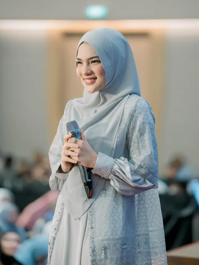 7 Potret Menawan Davina Karamoy jadi Host Kajian Ini Jadi Pusat Perhatian