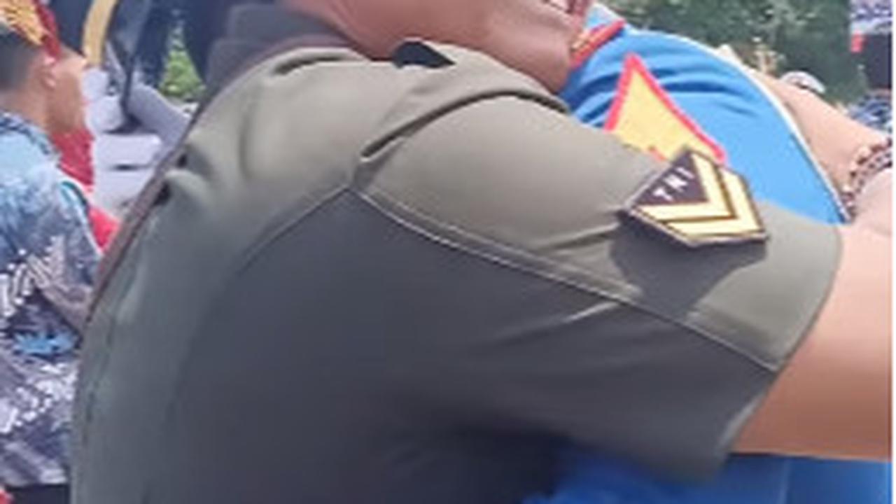 Momen Ayah Bintara TNI Terharu Anaknya Berhasil jadi Taruna AL