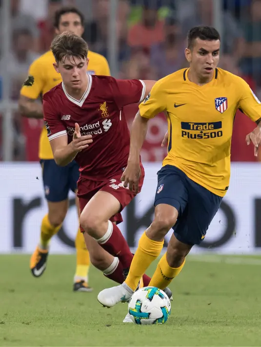 Penyerang Liverpool, Ben Woodburn (kiri) berusah merebut bola dari penyerang Angel Correa pada final Audy Cup di Munchen, (2/8). Atletico menang 5-4 atas Liverpool lewat adu penalti setelah bermain imbang 1-1. (Sven Hoppe/dpa via AP)